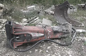 Hydraulhammare på grusmark